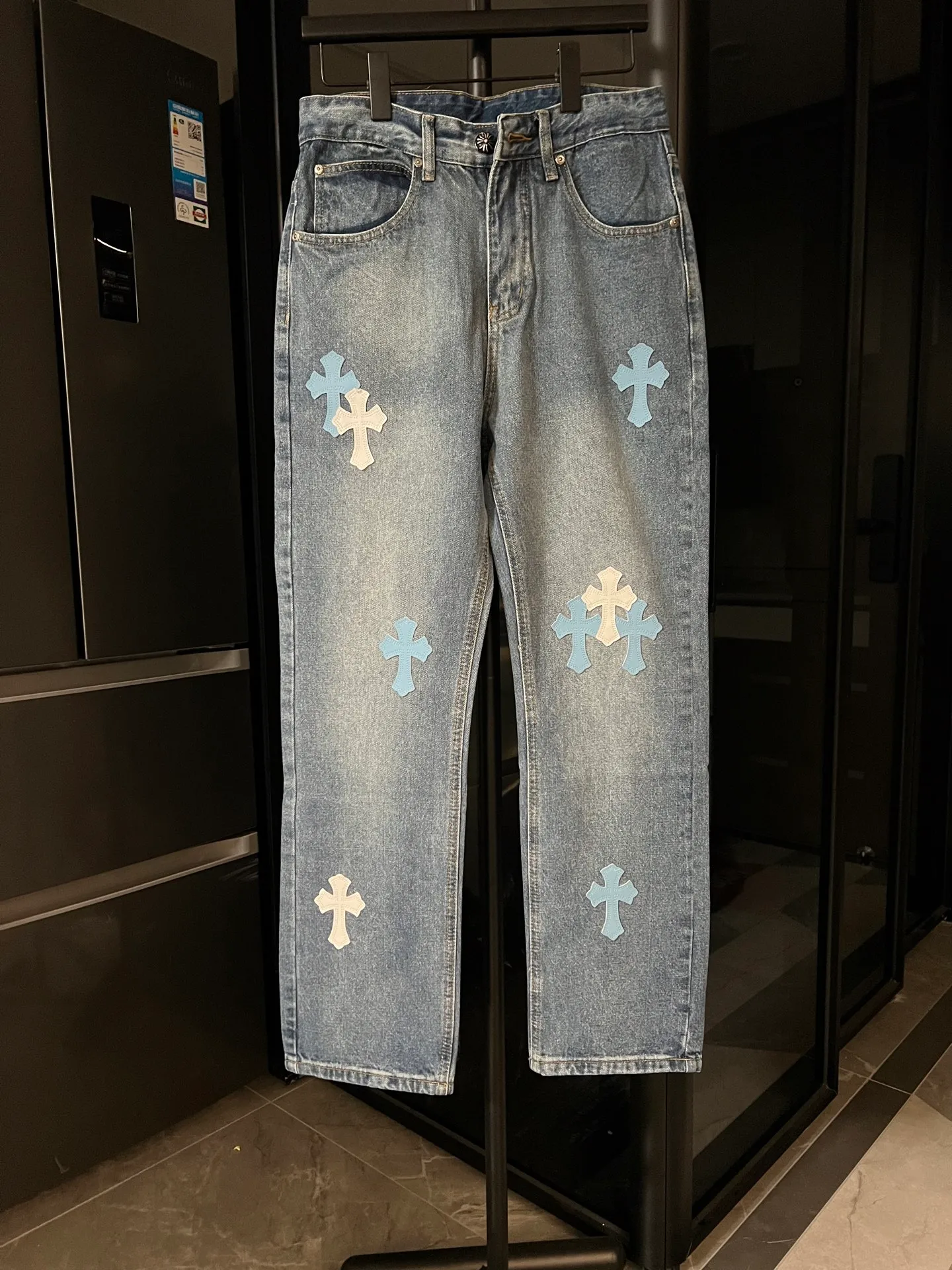 P260 [Next day] Chrome Hearts/Chrome Hearts CH Hong Kong City Limited Series Sanskrit Cross Patch Leather Jeans (Blue) Blue and White Color - Hong Kong Limited Fashion players, Chrome Hearts Hong Kong City Limited Jeans are now available!  The unique color scheme is like the intertwining of vitality and romance of Hong Kong. The three-dimensional letters between the hips seem to tell the story of the city. The customized hardware, the three-dimensional and thick cross stamens, and the hand-cut leather washers make the details full of luxury.  Handcrafted and made of environmentally friendly materials, comfort and quality coexist. Owning it is not only an outfit, but also a status symbol. Globally limited edition, don’t miss it.  Size: 28 30 32 34 (corresponding to s-xl) Detailed size can be found in Figure 9